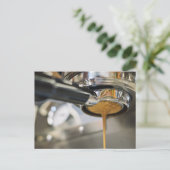 Invitation Carte Postale Verser l'expresso de la machine à café (Debout devant)