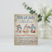 Invitation Carte Postale Whimsical Gnomes BBQ Farmhouse 4 juillet (Debout devant)