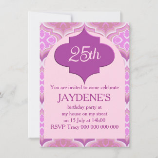 Invitation Carton d'invitation rose et violet avec badge orne