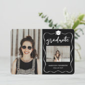 Invitation Casquette diplômé Script noir minimal photo collag (Debout devant)