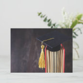 Invitation Casquette et goûter sur l'invitation à la remise d (Debout devant)
