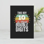 Invitation Ce garçon de 10 ans est maintenant en chiffres dou (Debout devant)