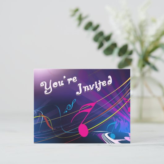 Invitation Célébration pourpre d'anniversaire de notes (Debout devant)