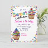 Invitation Célébration Sucrée Anniversaire Cupcake Coloré (Debout devant)