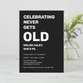 Invitation Célébrer ne devient jamais vieux drôle 90e anniver (Debout devant)