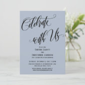 Invitation Célébrez avec Nous Écriture Élaborée Bleu Poussiér (Debout devant)