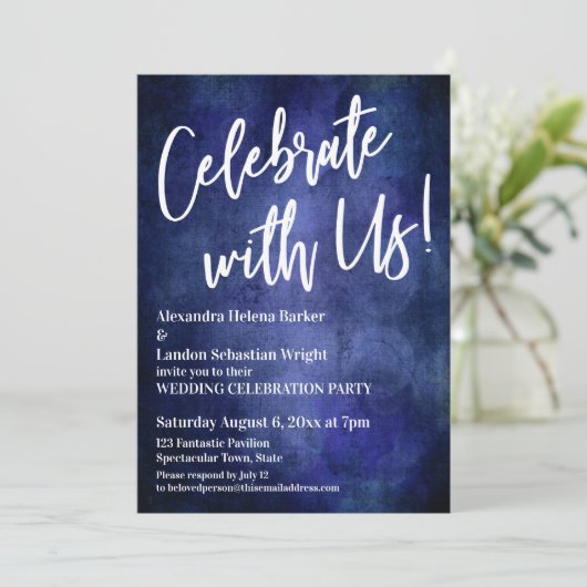 Invitation Célébrez Avec Nous ! Écriture Manuscrite Bleu Fonc (Debout devant)