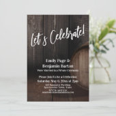 Invitation Célébrons la réception en fûts de bois rustique (Debout devant)