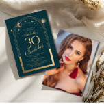 Invitation Celestial Green Gold Sun Moon Stars 30e anniversai<br><div class="desc">Celestial Green Gold Sun Moon Astronomy 30th Birthday Photo Invitations présente un élégant soleil doré, une lune et des étoiles avec un cadre doré sur un arrière - plan vert forêt. A l'intérieur, vous avez vos informations d'invitation personnalisées pour le trentième anniversaire. Au verso, ajoutez votre photo préférée. Conçu pour...</div>