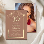 Invitation Celestial Mocha Gold Sun Moon Stars 30e anniversai<br><div class="desc">Celestial Mocha Mousse Gold Sun Moon Astronomy 30th Birthday Photo Invitations présente un élégant soleil doré, une lune et des étoiles avec un cadre doré sur un arrière - plan mocha mousse. A l'intérieur, vous avez vos informations d'invitation personnalisées pour le trentième anniversaire. Au verso, ajoutez votre photo préférée. Conçu...</div>