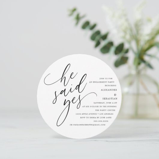 Invitation Cercle Blanc Script Il A Dit Oui Partie Engagement (Debout devant)