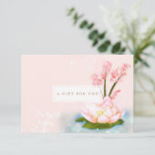 Invitation Certificat cadeau de Lotus Yoga Spa de fleurs rose (Debout devant)