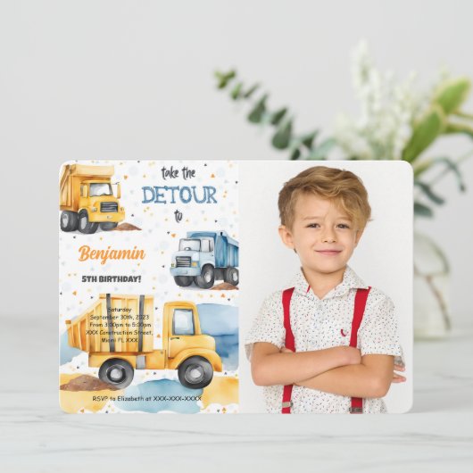 Invitation C'est la construction photo d'anniversaire (Debout devant)