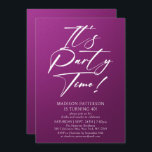 Invitation C'est l'heure de la fête 40e fête d'anniversaire S<br><div class="desc">It's Party Time 40th Quarantième anniversaire Party Simple Elegant Invitation Invitation présente un design minimaliste avec le texte "It's Party Time!" dans la typographie de script de calligraphie blanche moderne et personnalisé ci-dessous avec votre texte personnalisé sur un arrière - plan violet. Le style et la couleur de police de...</div>