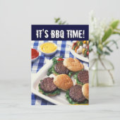 Invitation C'est l'heure du barbecue, le barbecue d'été (Debout devant)