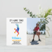 Invitation C'est l'heure du jeu Basketball Anniversaire Invit (Debout devant)