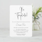 Invitation C'est Triplets Modern Script Baby shower Invitatio (Debout devant)