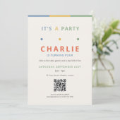 Invitation C'est un code QR d'invitation d'anniversaire pour (Debout devant)