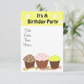 Invitation C'est une fête d'anniversaire avec des cupcakes (Debout devant)