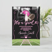 Invitation C'est une fille de football américain avec Baby sh (Debout devant)
