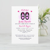 Invitation C'est une fille mignonne chaussures Baby shower In (Debout devant)