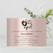 Invitation C'est une fille Script Baby shower Pieds Rose noir (Debout devant)