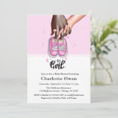 Invitation C'est une fillette avec Baby shower de chaussures  (Debout devant)