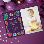 Invitation C'est une Gem Crystals Gemstone Kid Photo Annivers<br><div class="desc">Cette invitation anniversaire de enfant branchée "Elle est une perle" présente des couleurs bijoux avec cristaux et pierres précieuses. L'envers est orné d'un motif d'étoiles dorées scintillantes. Personnalisez-le selon vos besoins. Vous pouvez trouver des produits correspondants dans mon magasin.</div>