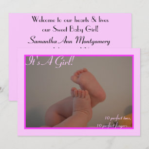 Invitation C'est une photo de bébé fille aux petits pieds ros