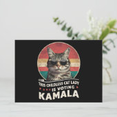 Invitation Cette dame aux chats sans enfants vote Kamala (Debout devant)