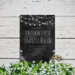 Invitation Chaîne de lumières Noir Chalkboard Mariage Invite<br><div class="desc">Chaîne de lumière Chalkboard © Sunny Mars Designs. Elégante, moderne, élégante, classe, tendance, chic personnalisable formel ou mignon invitation de mariage décontracté de 5" x 7" avec une belle conception de tableau noir avec des ampoules de corde ou de lampes à cordes accrochées au-dessus avec un design tropical floral ci-dessous....</div>