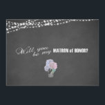 Invitation Chaîne Lumière Mason Jar Chalkboard Matron d'honne<br><div class="desc">Serez-vous ma carte de design MATRON of HONOR avec des lumières brillantes le soir, bocal de mason plein de fleurs d'hydrangée douce, une étiquette de tableau noir avec initiales de mariée et de mariée, le tout sur un arrière - plan de tableau noir. Voir aussi d'autres articles correspondants dans ma...</div>