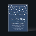 Invitation Chaîne Whimsical Lumières Marine Blue Sweet 16 Par<br><div class="desc">famille d'Invitations et amis à votre événement avec cette invitation de sweet sixteen fantaisiste, il comprend des lumières à cordes pendantes blanches sur arrière - plan bleu marine. Personnalisez en ajoutant les noms, l'heure, la date, le lieu et d'autres détails de l'événement. Cette invitation à l'éclairage à cordes est parfaite...</div>