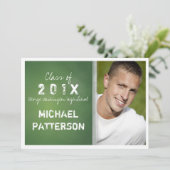 Invitation Chalboard dans Green Bold Guy Graduation Party (Debout devant)