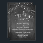 Invitation Chalkboard allume la calligraphie Joyeusement aprè<br><div class="desc">Cette suite de designs rustiques et élégants pour mariage et événement présente quelques tendances design mariages populaires combinées de façon fraîche. Avec un arrière - plan de tableau noir texturé et deux cordes d'accents lumineux scintillants, j'ai combiné une belle police de script moderne pour rendre des graphiques représentant des mots...</div>