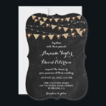 Invitation Chalkboard Burlap Mariage de la chaîne de Bunch<br><div class="desc">Ce faire-part de mariage de tableau noir inspiré par le bunting de burlap sur un arrière - plan de tableau noir décoré de lampes à cordes est parfait pour inviter vos invités à votre fête de mariage rustique,  de plein air,  de jardin ou de grange.</div>