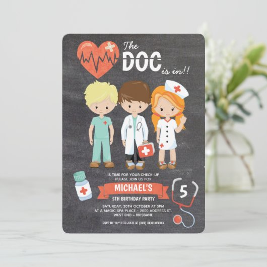 Invitation Chalkboard Doc est en Docteur Anniversaire (Debout devant)