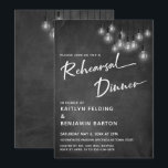 Invitation Chalkboard Edison Lights Moderne Dîner de répétiti<br><div class="desc">Dans ce joli design sur le thème du mariage, j'ai utilisé une police de calligraphie élégante et moderne pour créer une maquette de typographie blanche avec la mention "Dîner de répétition". De part et d'autre, l'arrière - plan était couvert d'une image représentant un tableau de bord texturé. Superposition qui est...</div>