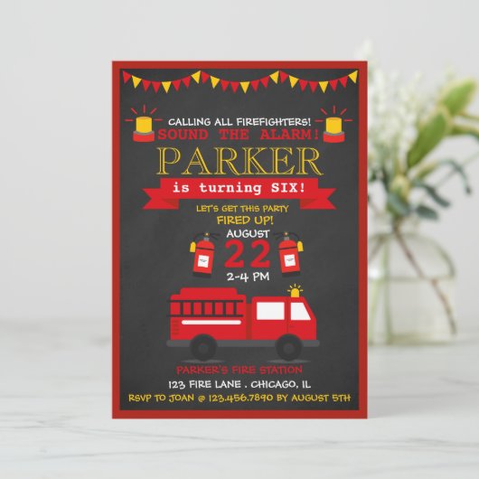 Invitation Chalkboard Fire Fighter Anniversaire (Debout devant)