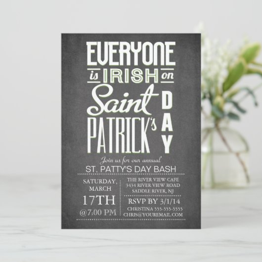 Invitation Chalkboard Fun Typographie St. Patrick's Day Party (Debout devant)