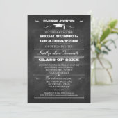 Invitation Chalkboard Graduation Mortarboard Casquette Party (Debout devant)