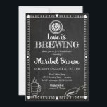 Invitation Chalkboard L'amour brasse Fête des mariées Café<br><div class="desc">Un thème amusant pour célébrer la future mariée dans un café ! Cette invitation a un arrière - plan de tableau de bord avant et arrière avec des polices et des éléments calcaires. Pensez à modifier le côté arrière pour les initiales du couple !</div>