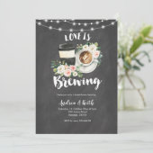 Invitation Chalkboard L'amour du café est la Fête des mariées (Debout devant)