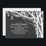 Invitation Chalkboard mason jarres feux d'arbre répétition dî<br><div class="desc">Belle invitation à dîner de répétition vintage mais moderne avec design d'arbre de tableau noir, pendre des jarres de maçon, fleurs, feuilles et chaîne de lumières. Invitation parfaite en noir et blanc pour les amateurs de jarre de mason préparant un dîner en plein air - dîner de répétition de jardin...</div>