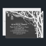 Invitation Chalkboard mason jarres feux d'arbre répétition dî<br><div class="desc">Belle invitation à dîner de répétition vintage mais moderne avec design d'arbre de tableau noir, pendre des jarres de maçon, fleurs, feuilles et chaîne de lumières. Invitation parfaite en noir et blanc pour les amateurs de jarre de mason préparant un dîner en plein air - dîner de répétition de jardin...</div>