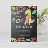Invitation Chalkboard Roar est un Baby shower Boy Cute Dino (Debout devant)