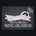 Invitation Chalkboard Serez-Vous Notre Porteur De Bague ?<br><div class="desc">Ce 5" x 7" beau temps à votre service est demandé en tant que Porteur d'anneau, Meilleur Homme, Carte d'invitation Groomsman. C'est mieux pour le marié. Si vous cherchez à demander à quelqu'un d'être votre toiletteur pour votre futur mariage, alors pourquoi ne pas choisir ces cartes de toiletteur. Cette carte...</div>
