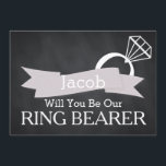 Invitation Chalkboard Serez-Vous Notre Porteur De Bague ?<br><div class="desc">Ce 5" x 7" beau temps à votre service est demandé en tant que Porteur d'anneau, Meilleur Homme, Carte d'invitation Groomsman. C'est mieux pour le marié. Si vous cherchez à demander à quelqu'un d'être votre toiletteur pour votre futur mariage, alors pourquoi ne pas choisir ces cartes de toiletteur. Cette carte...</div>