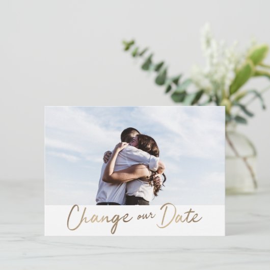 Invitation Changement de Date de Mariage Écriture Dorée Scrip (Debout devant)