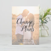 Invitation Changement de plans report de mariage calligraphie (Debout devant)